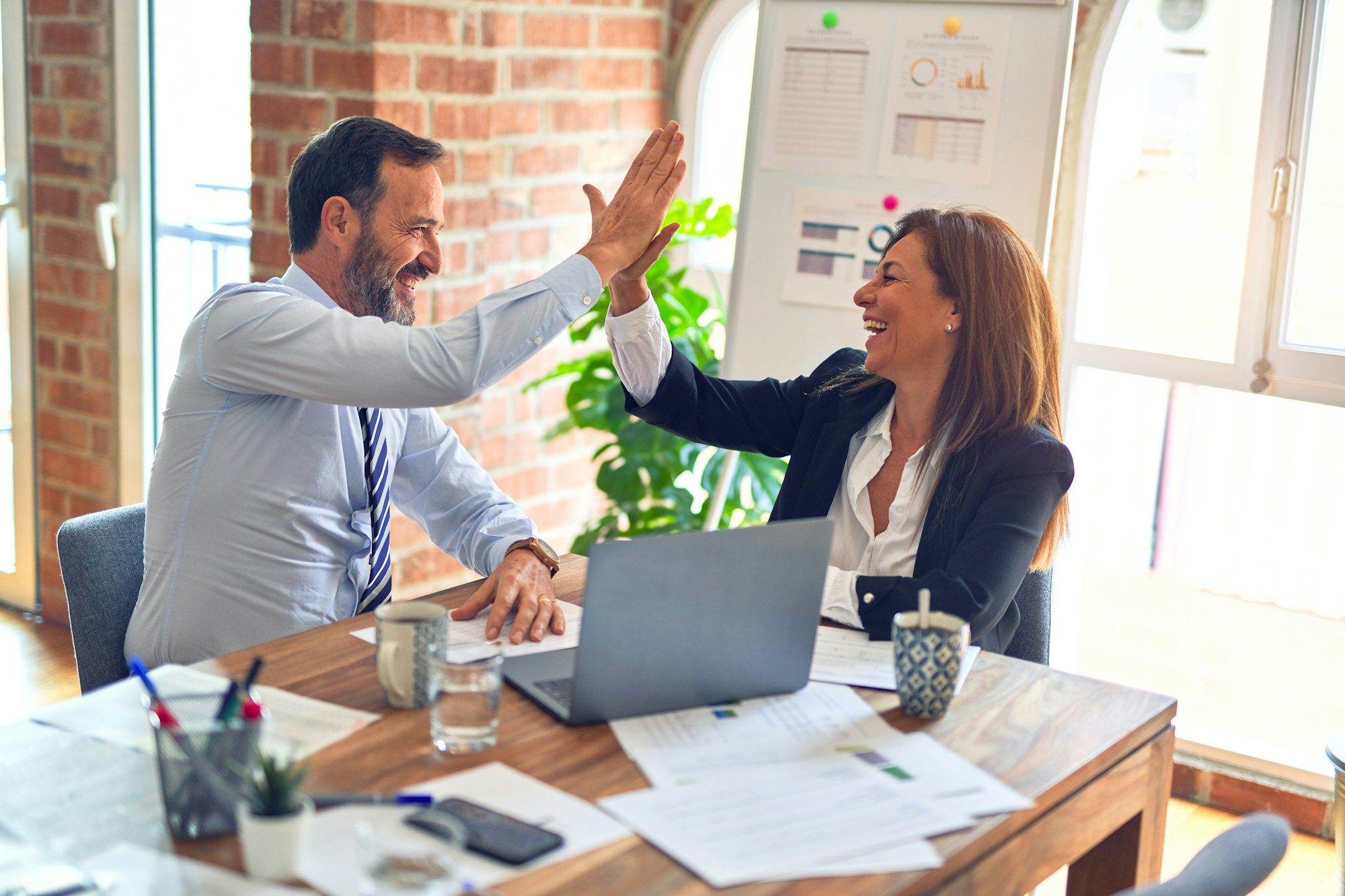 Moment de collaboration autour d’une table de travail
